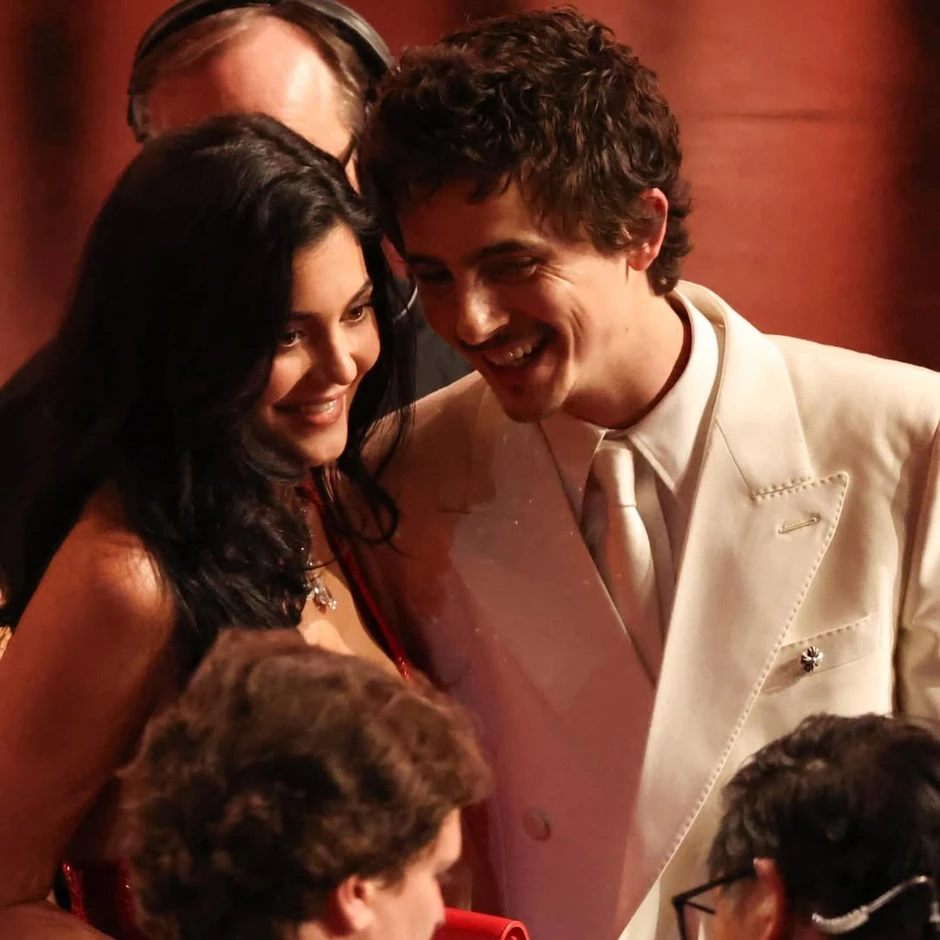 Nổ drama tại Oscar 2026: Kylie Jenner đụng mặt chị gái Timothée Chalamet, có thái độ khinh khỉnh coi thường gây "nóng mắt"?