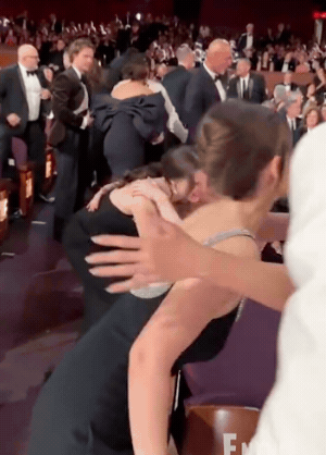 Nổ drama tại Oscar 2026: Kylie Jenner đụng mặt chị gái Timothée Chalamet, có thái độ khinh khỉnh coi thường gây "nóng mắt"?