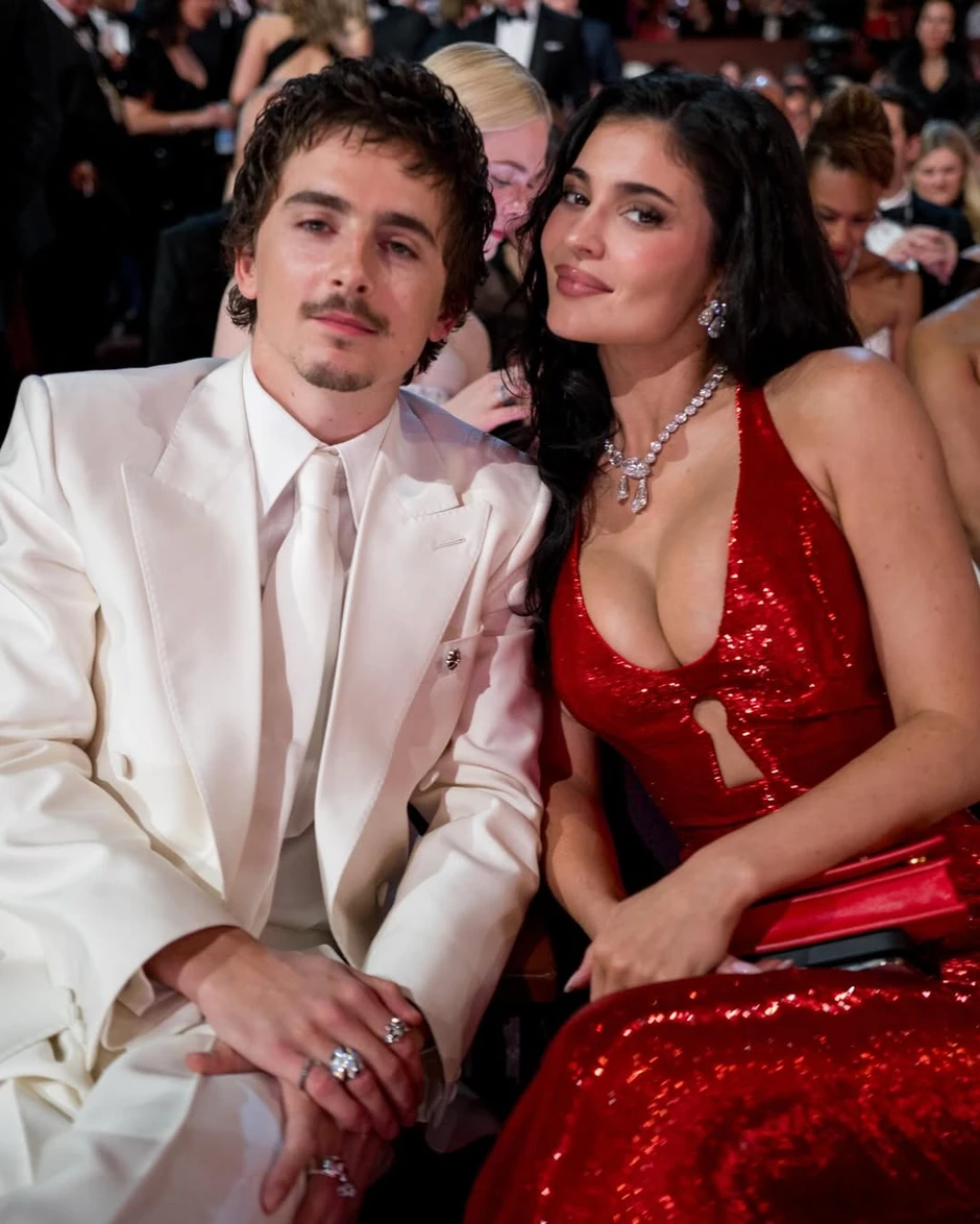 Nổ drama tại Oscar 2026: Kylie Jenner đụng mặt chị gái Timothée Chalamet, có thái độ khinh khỉnh coi thường gây "nóng mắt"?