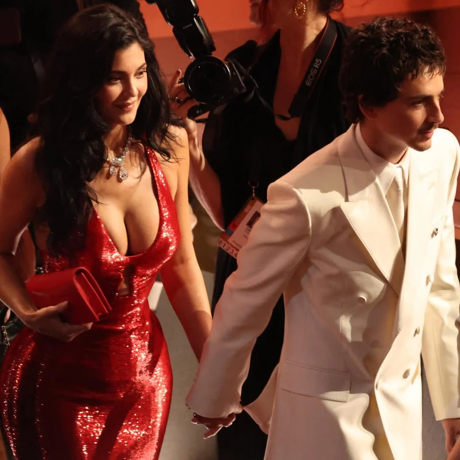 Nổ drama tại Oscar 2026: Kylie Jenner đụng mặt chị gái Timothée Chalamet, có thái độ khinh khỉnh coi thường gây "nóng mắt"?