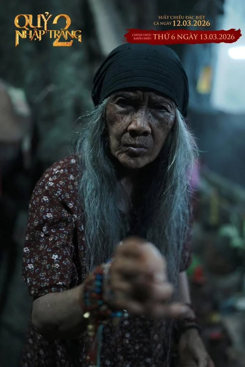 NSND Thanh Hiền đưa tay nhận quà bị khán giả ngó lơ