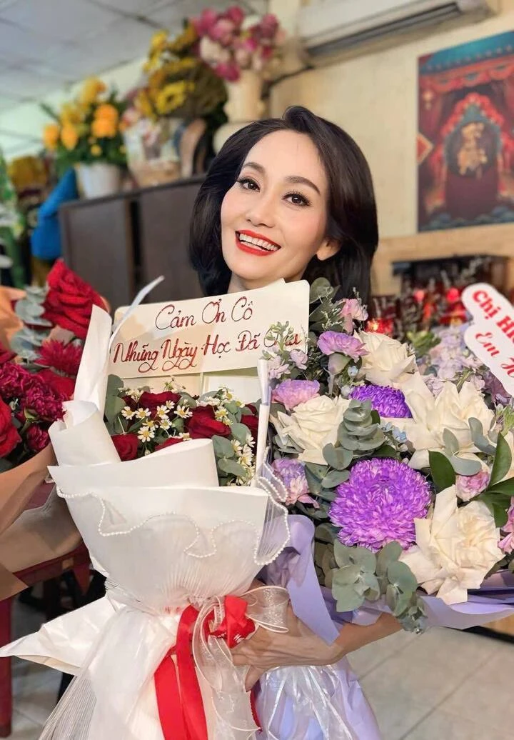 NSƯT Hạnh Thúy bán xe để học thạc sĩ ở tuổi 48: Câu chuyện nghị lực và quyết tâm