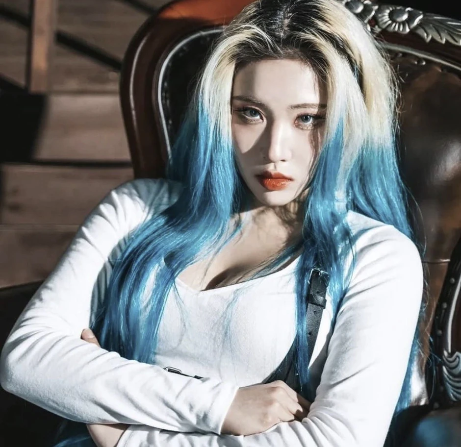 Nữ ca sĩ bị hành hung nghiêm trọng, còn bị ép viết thư xin lỗi