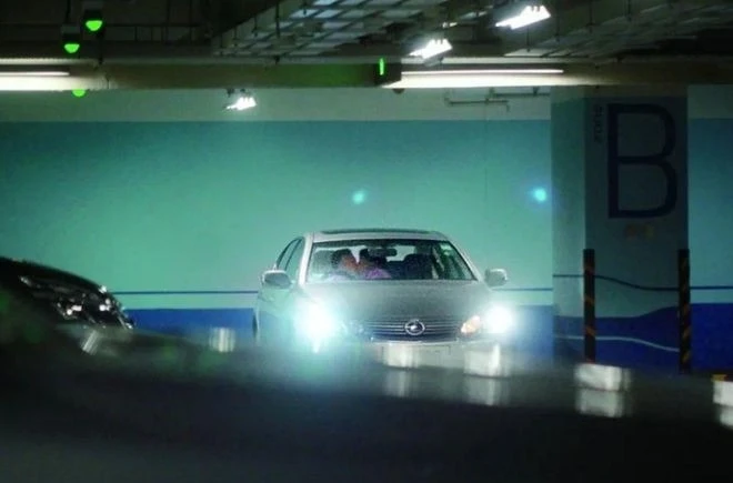 Nữ ca sĩ đình đám bại lộ chuyện ngoại tình với NSX âm nhạc vì 1 bức ảnh, nhà đài thông báo cắt sóng