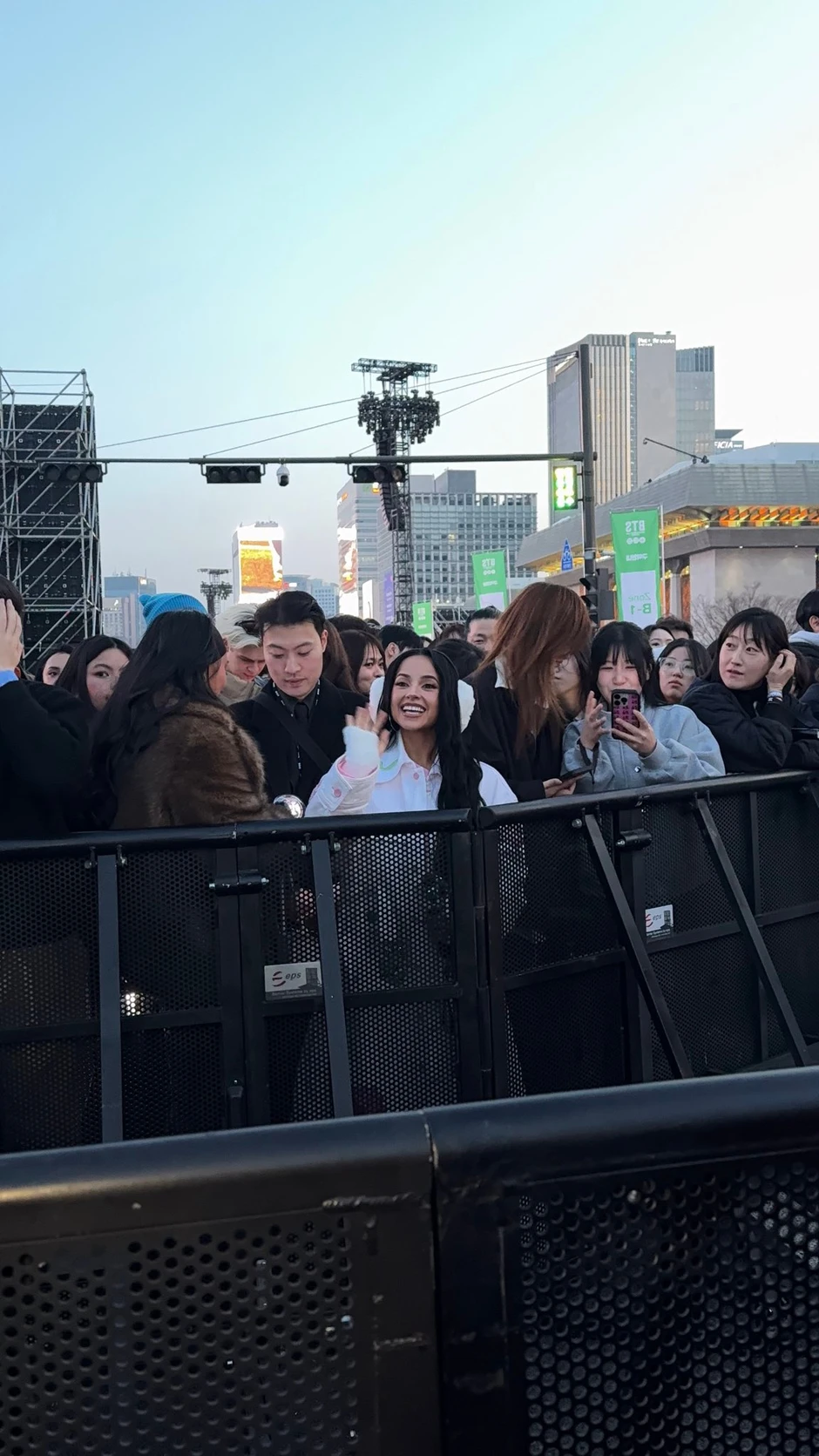 Nữ ca sĩ vượt nửa vòng trái đất, sáng trưng giữa 260.000 người dự concert của BTS