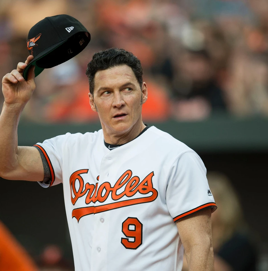 Nữ ca sĩ xinh đẹp hẹn hò cầu thủ U70 đáng tuổi bố, chỉ hơn mẹ cô 4 tuổi gây chú ý