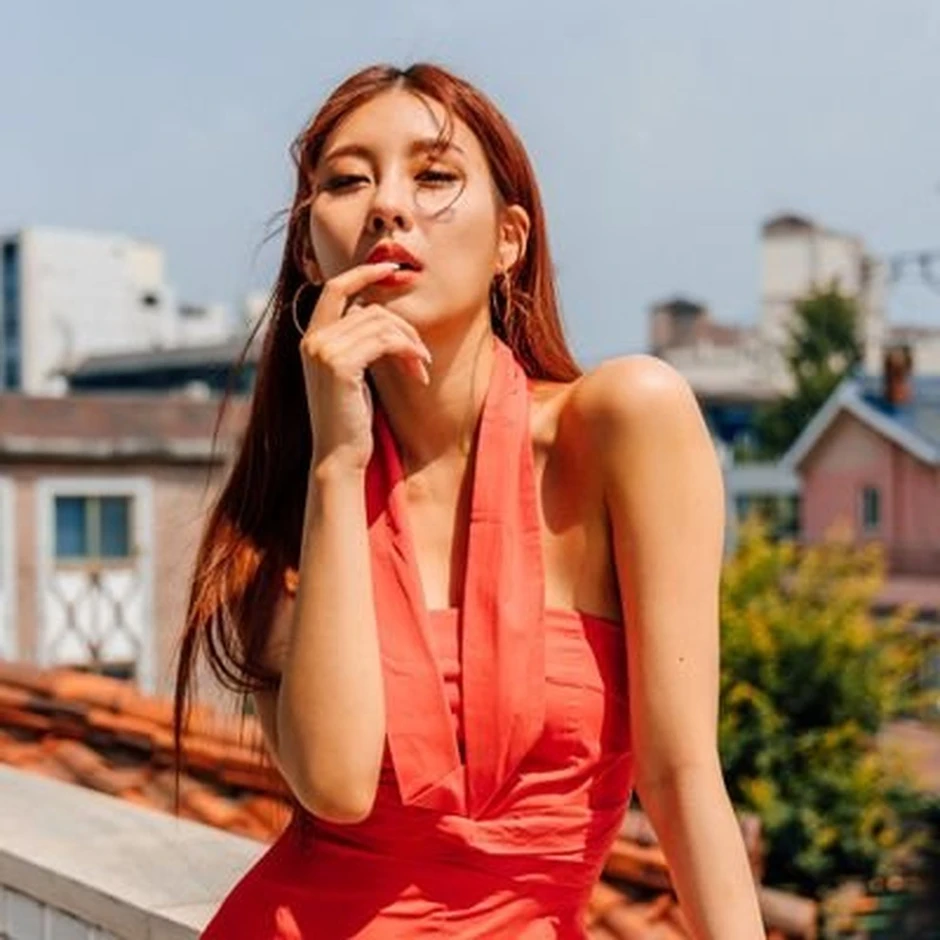 Nữ ca sĩ xinh đẹp hẹn hò cầu thủ U70 đáng tuổi bố, chỉ hơn mẹ cô 4 tuổi gây chú ý