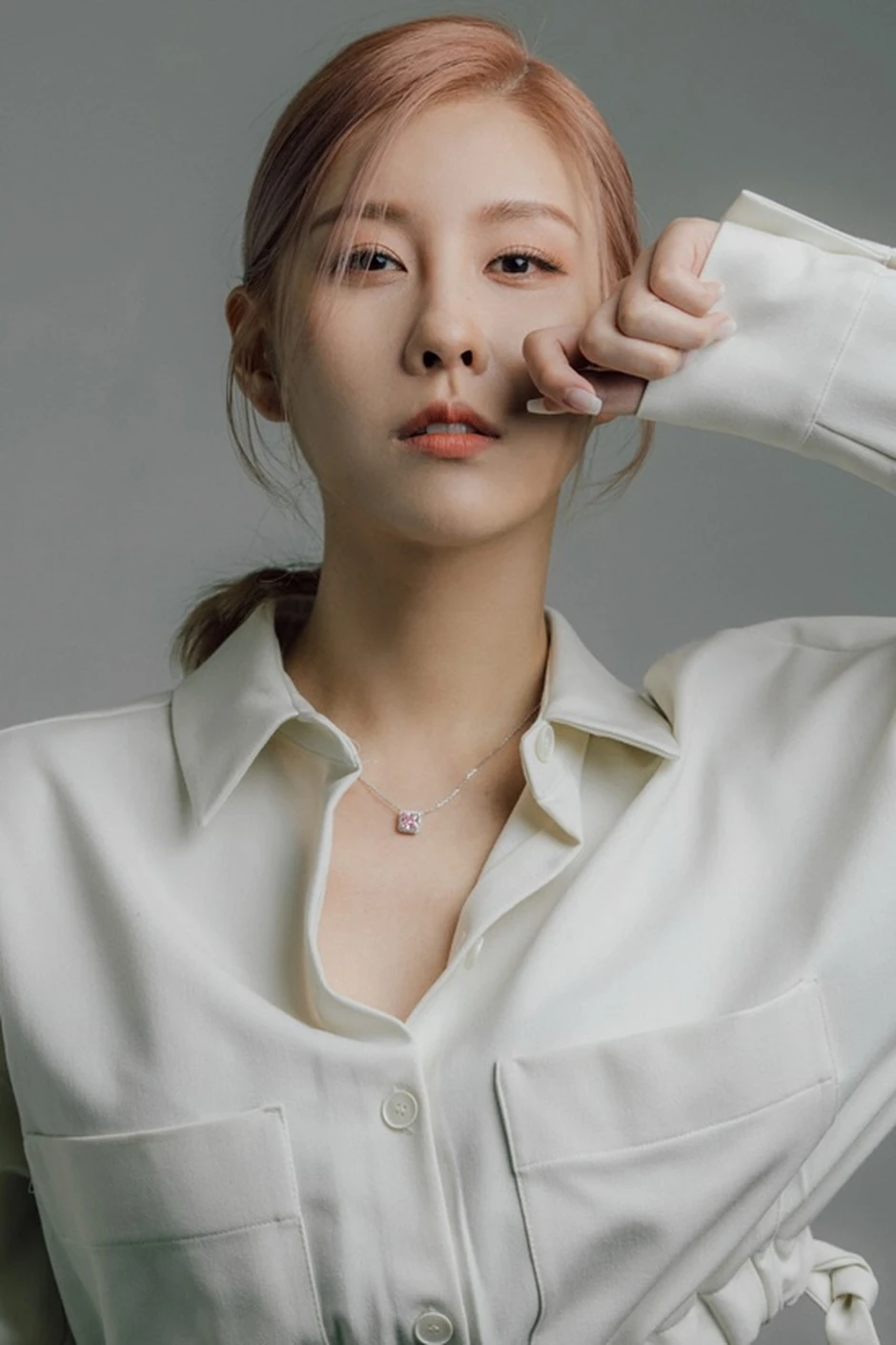 Nữ ca sĩ xinh đẹp hẹn hò cầu thủ U70 đáng tuổi bố, chỉ hơn mẹ cô 4 tuổi gây chú ý