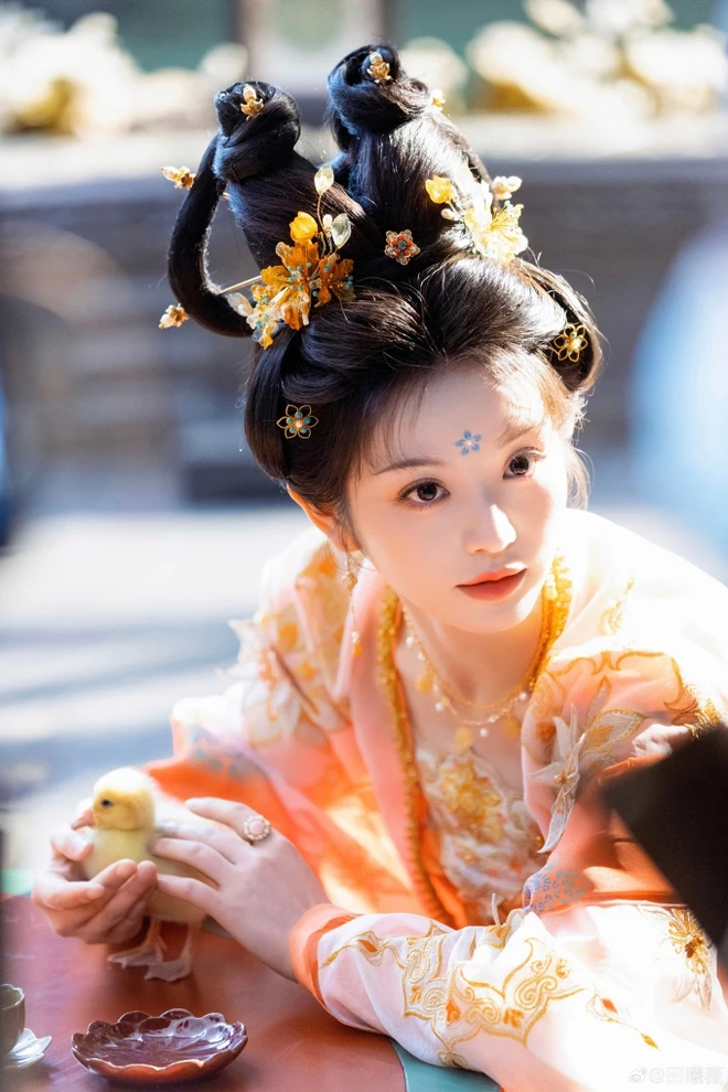 Nữ chính phim Trục Ngọc: Mặt búp bê body bốc lửa nhưng drama rợp trời, mang tiếng "tâm cơ" vì 1 món quà 10.000 đồng Nữ chính phim Trục Ngọc: Mặt búp bê body bốc lửa nhưng drama rợp trời, mang tiếng "tâm cơ" vì 1 món quà 10.000 đồng