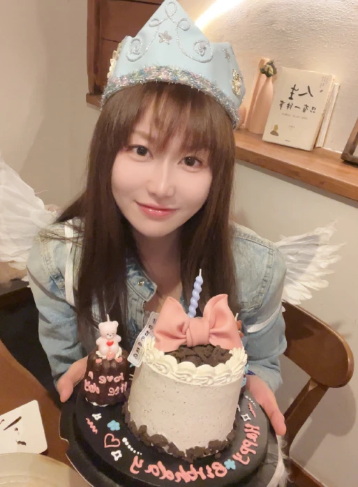 Nữ diễn viên bị bỏng mặt nghiêm trọng trong ngày sinh nhật 27 tuổi do theo trend bánh kem phun lửa