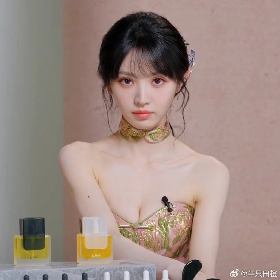 Nữ diễn viên bị cắt sóng đột ngột vì mặc hở