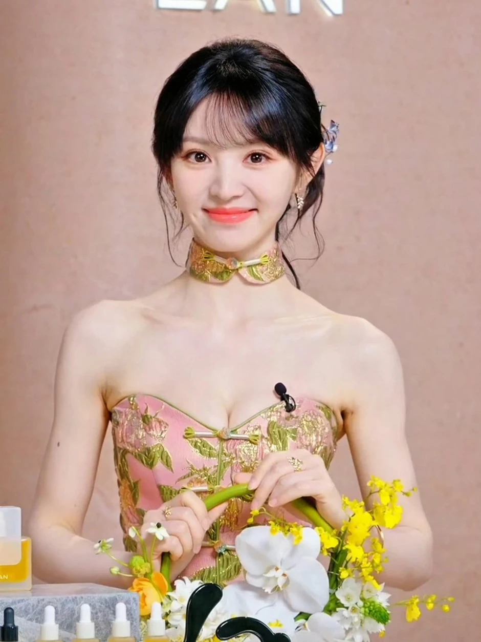 Nữ diễn viên bị cắt sóng đột ngột vì mặc hở