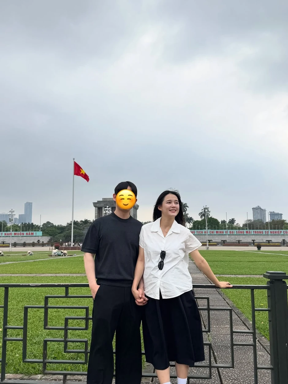 Nữ diễn viên Hàn Quốc ăn phở, uống cà phê đường tàu ở Hà Nội