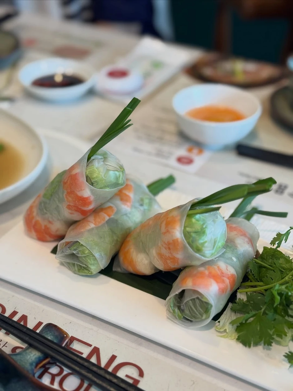 Nữ diễn viên Hàn Quốc ăn phở, uống cà phê đường tàu ở Hà Nội