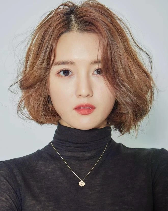 Nữ diễn viên Hàn Quốc ăn phở, uống cà phê đường tàu ở Hà Nội