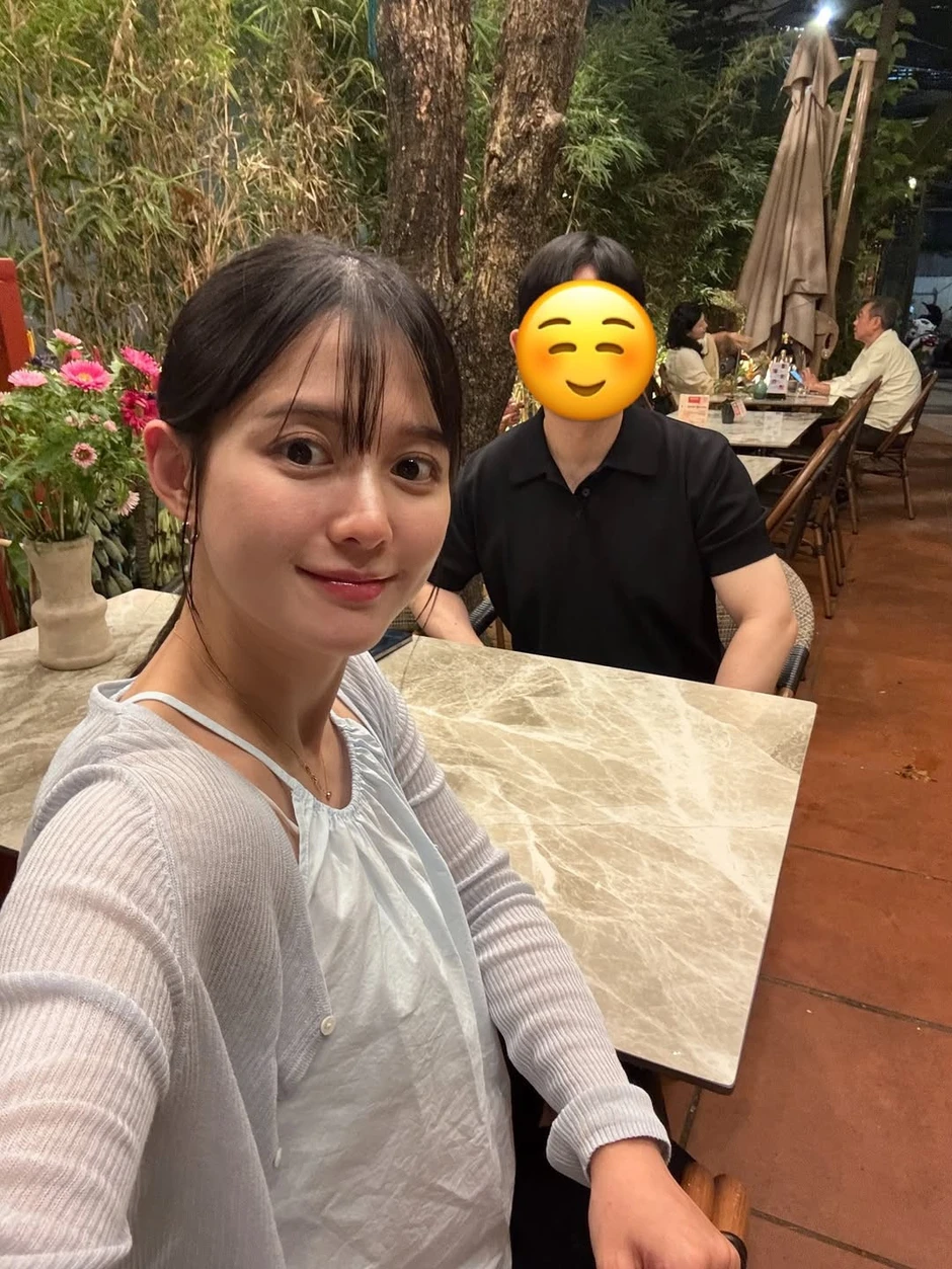 Nữ diễn viên Hàn Quốc ăn phở, uống cà phê đường tàu ở Hà Nội