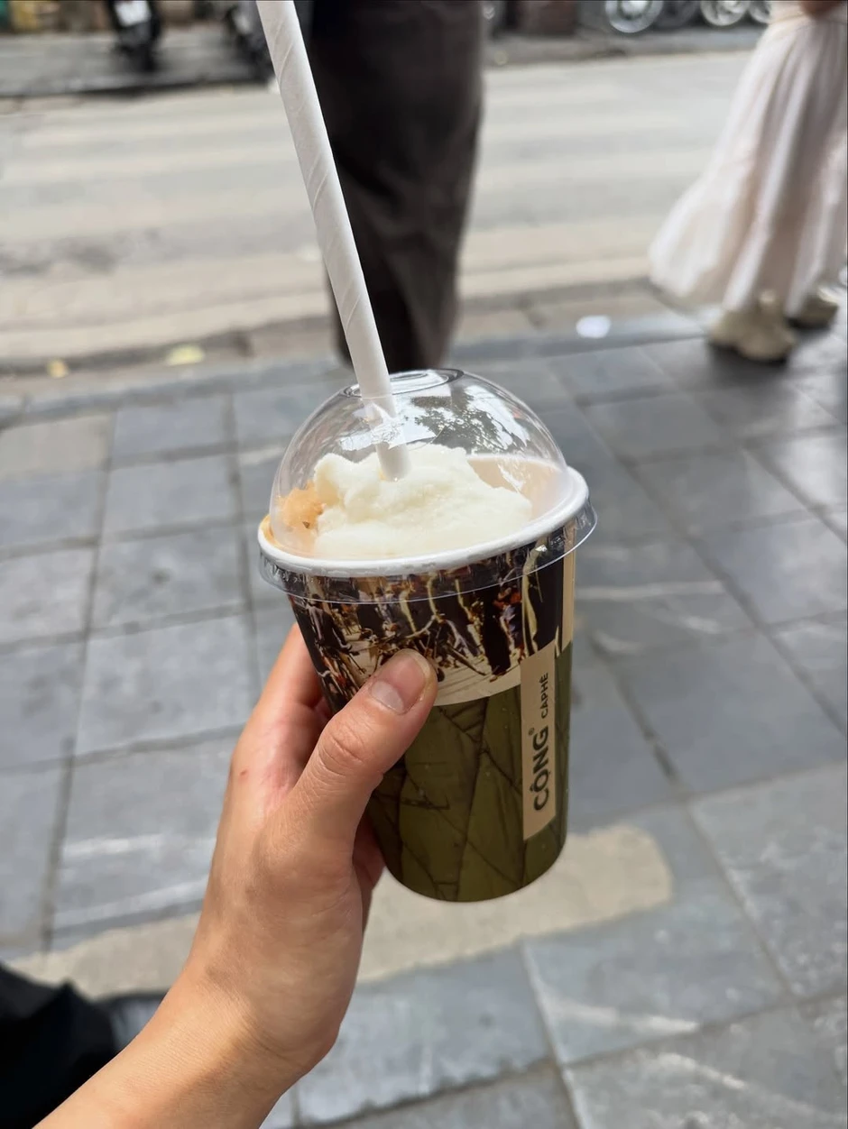 Nữ diễn viên Hàn Quốc ăn phở, uống cà phê đường tàu ở Hà Nội