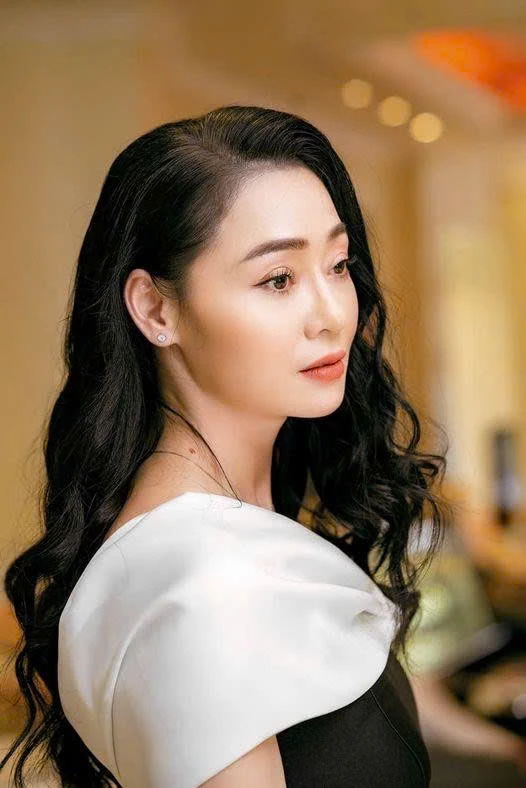 Nữ diễn viên U50 đang bị ghét trên sóng giờ vàng: Là mẹ đơn thân, visual sang chảnh không thể đóng nổi vai nghèo Nữ diễn viên U50 đang bị ghét trên sóng giờ vàng: Là mẹ đơn thân, visual sang chảnh không thể đóng nổi vai nghèo