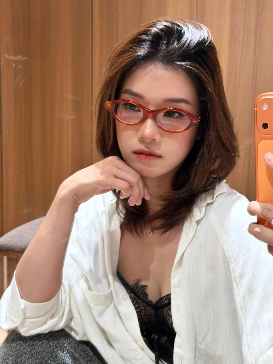 Nữ game thủ Liên Quân "one champ" thả ảnh "hững hờ", fan không khỏi thích thú gật gù tán dương