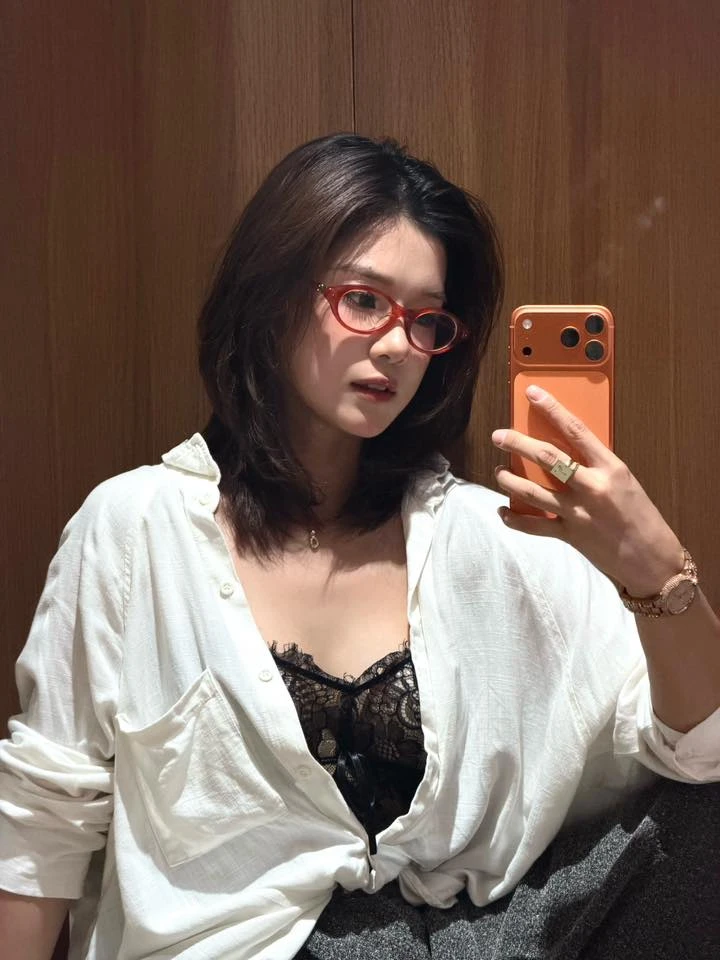 Nữ game thủ Liên Quân "one champ" thả ảnh "hững hờ", fan không khỏi thích thú gật gù tán dương