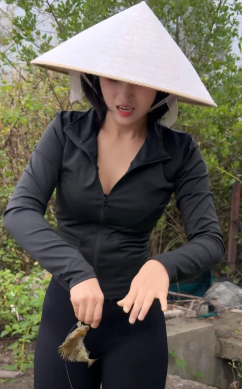 Nữ gymer Minh Nguyệt và khoảnh khắc câu cá gây sốt mạng thu hút giới cần thủ