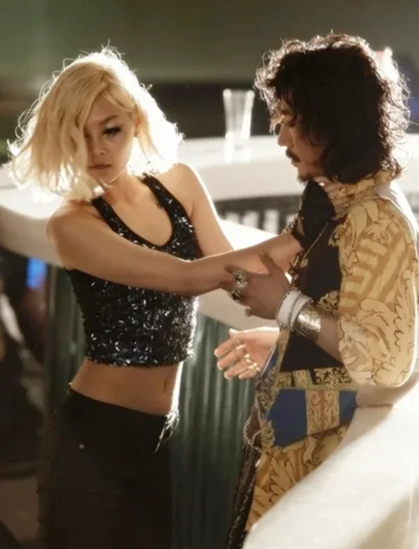 Nụ hôn nồng cháy phơi bày vụ ngoại tình chấn động của bạn trai nữ diễn viên đình đám