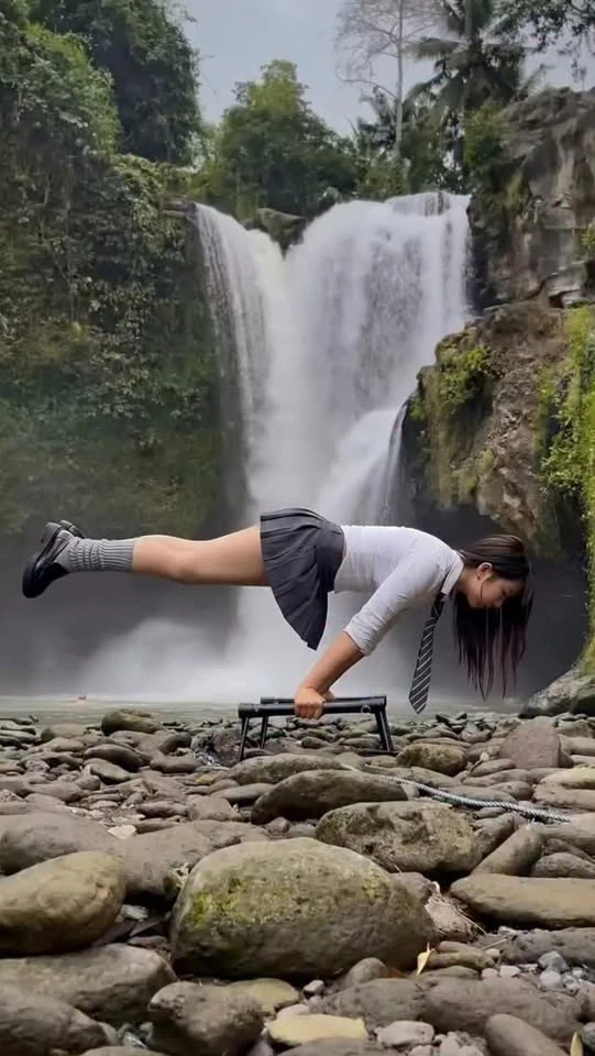 N.ữ si.nh cỡ này, cơ mà có gì đó sai sai