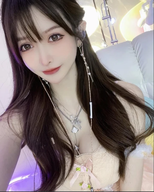 Nữ streamer xinh đẹp được fan trả gần 200 triệu cho một lần gặp