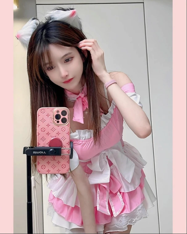 Nữ streamer xinh đẹp được fan trả gần 200 triệu cho một lần gặp