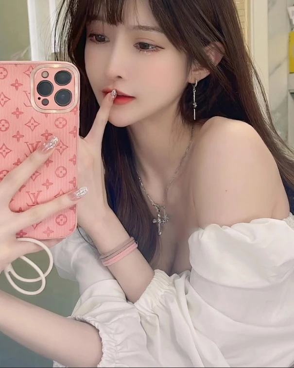 Nữ streamer xinh đẹp được fan trả gần 200 triệu cho một lần gặp