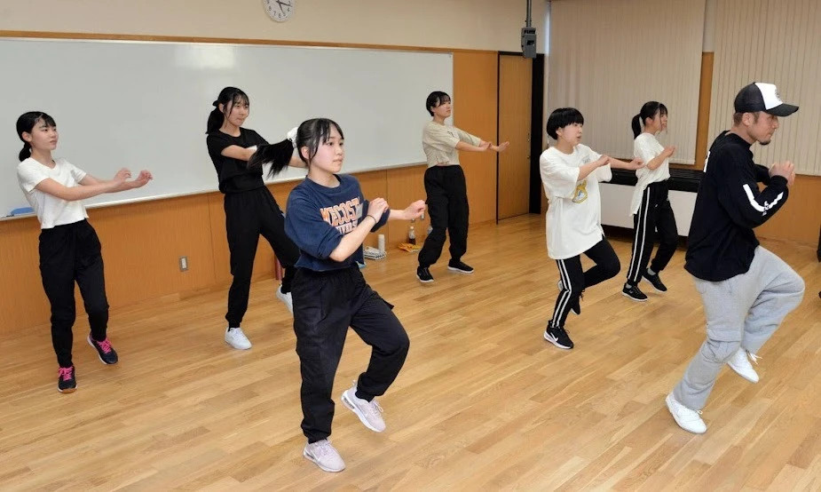 Nữ thần tượng 17 tuổi phải trả giá đắt vì bị "bắt quả tang" vào khách sạn với fan