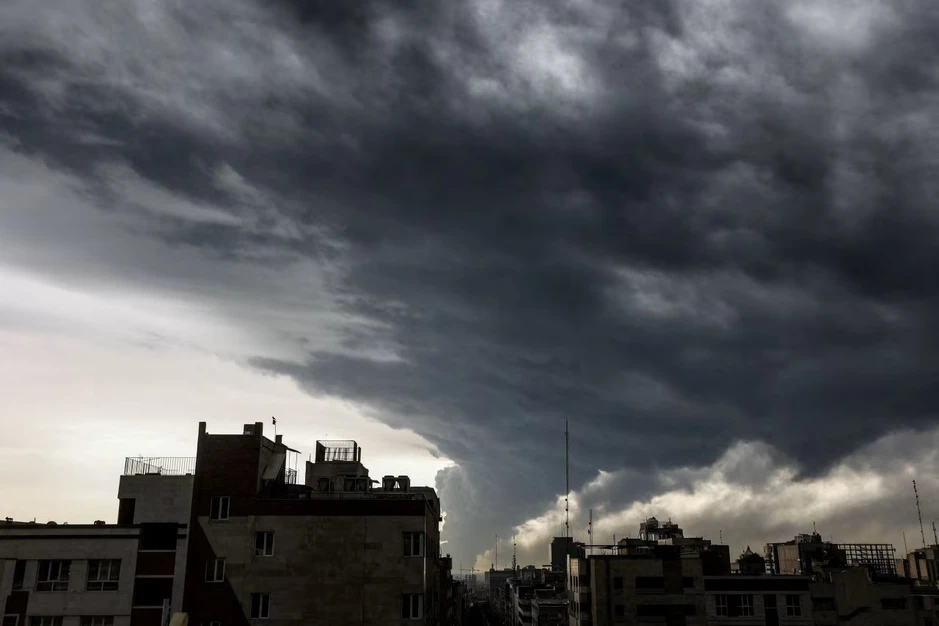 Nước mưa màu đen đổ xuống thủ đô Iran sau vụ Israel tấn công kho dầu