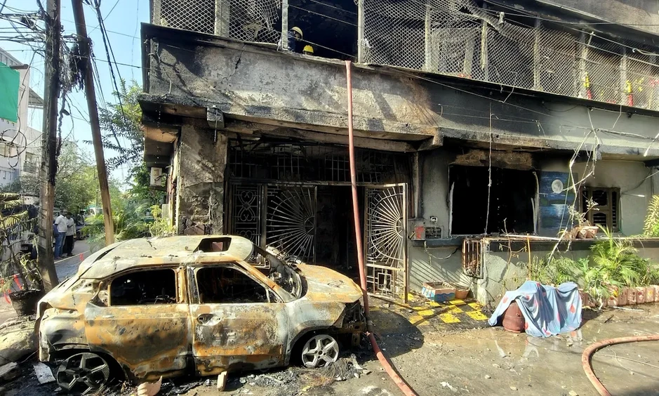 Ô tô điện bốc cháy khi đang sạc, 8 người một nhà mắc kẹt trong đám cháy tử vong ở Ấn Độ