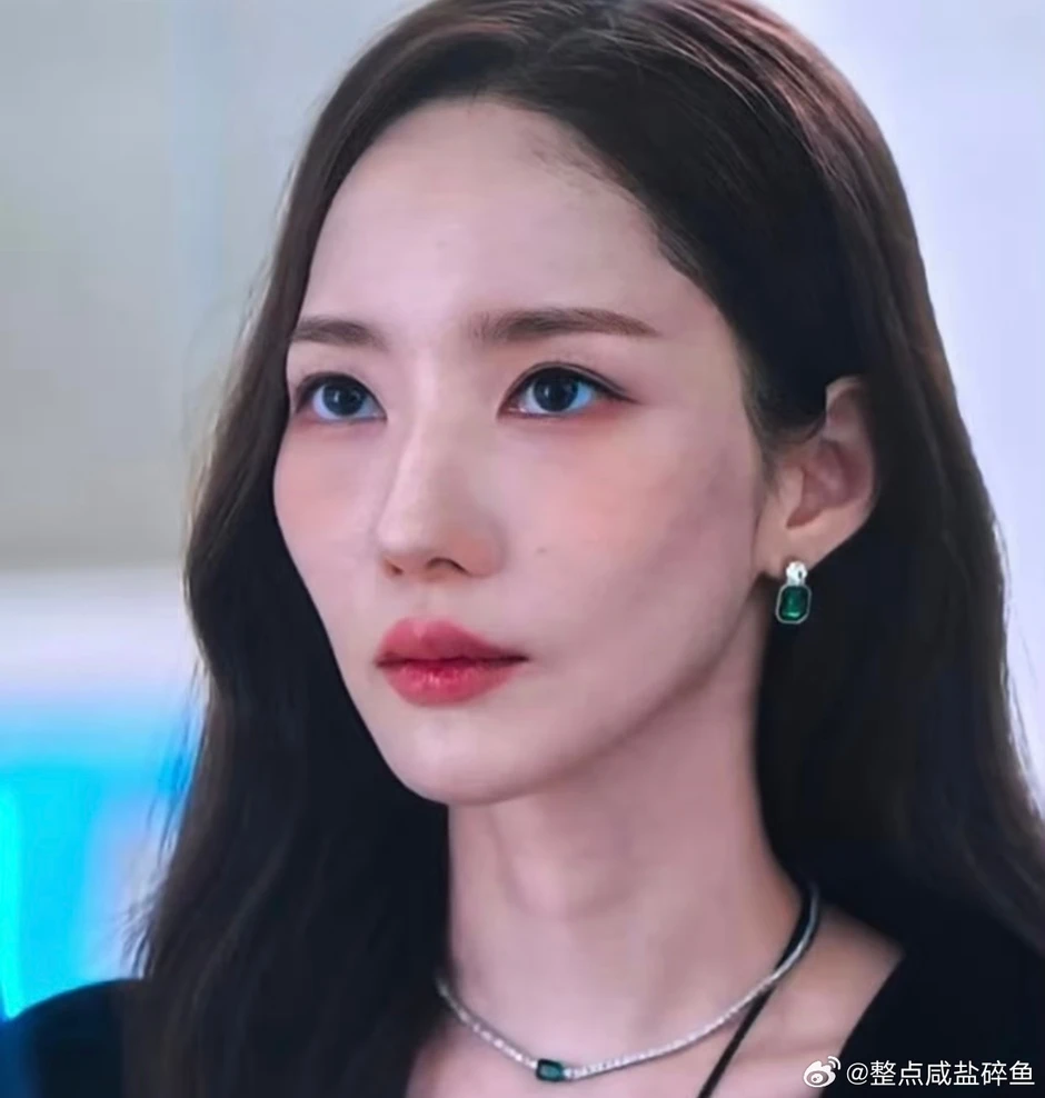 Park Min Young giảm cân đến mức trông lép vế hơn cả fan nữ khi đứng chung khung hình