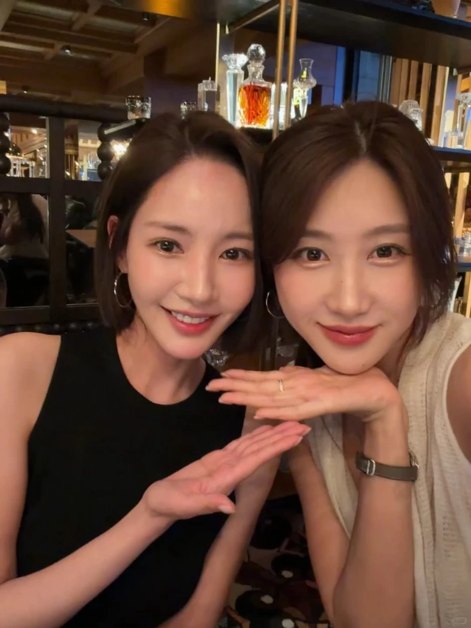 Park Min Young giảm cân đến mức trông lép vế hơn cả fan nữ khi đứng chung khung hình