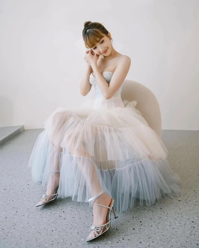 Phản hồi đầu tiên của Huyền 204 khi bị chê thậm tệ từ "da nâu đến mang đôi dép đi chợ" trong sự kiện ở Thượng Hải Phản hồi đầu tiên của Huyền 204 khi bị chê thậm tệ từ "da nâu đến mang đôi dép đi chợ" trong sự kiện ở Thượng Hải