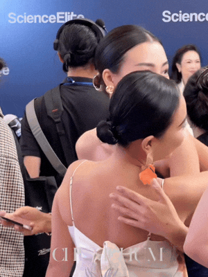 Phản xạ cực nhanh đã giúp MC Hoàng Oanh khỏi sự cố "nóng mặt" ngay giữa sự kiện