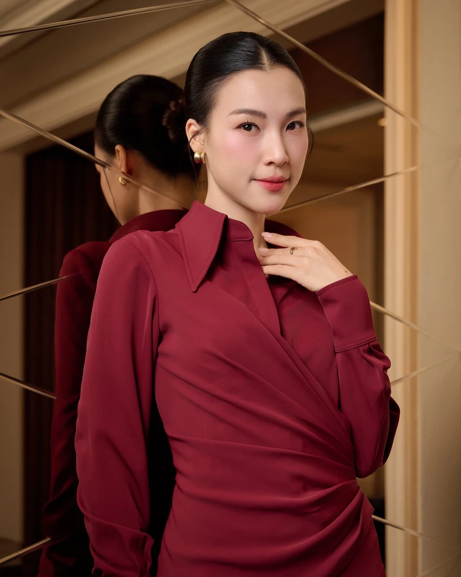 Phản xạ cực nhanh đã giúp MC Hoàng Oanh khỏi sự cố "nóng mặt" ngay giữa sự kiện