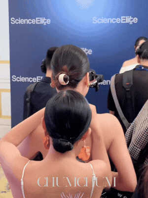 Phản xạ cực nhanh đã giúp MC Hoàng Oanh khỏi sự cố "nóng mặt" ngay giữa sự kiện