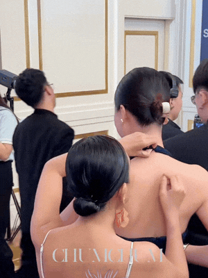 Phản xạ cực nhanh đã giúp MC Hoàng Oanh khỏi sự cố "nóng mặt" ngay giữa sự kiện