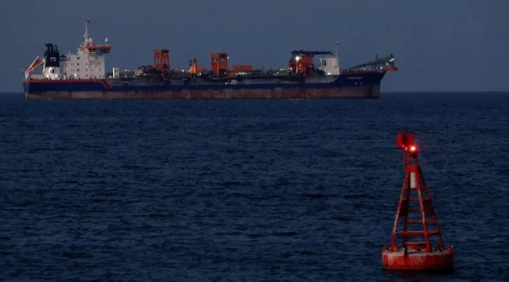 Nhiều tàu tắt tín hiệu vượt qua eo biển Hormuz mang gần 12 triệu thùng dầu tới một nước châu Á