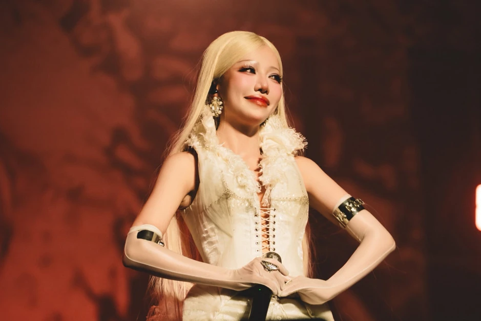 Phùng Khánh Linh đã đổi đời: Concert cháy vé, fan tranh từng suất tham dự