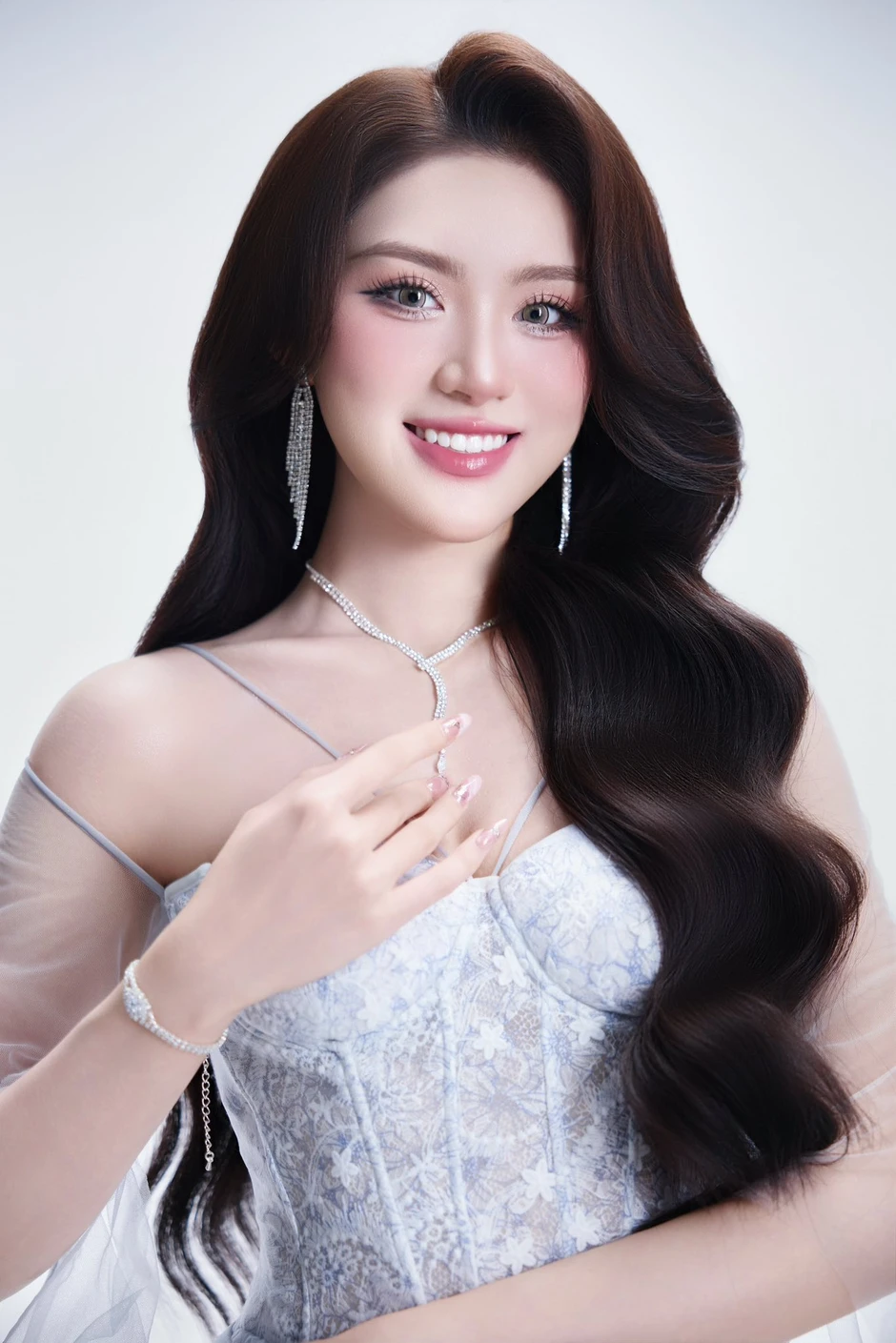 Phương Oanh - Tân Miss World Vietnam là ai?