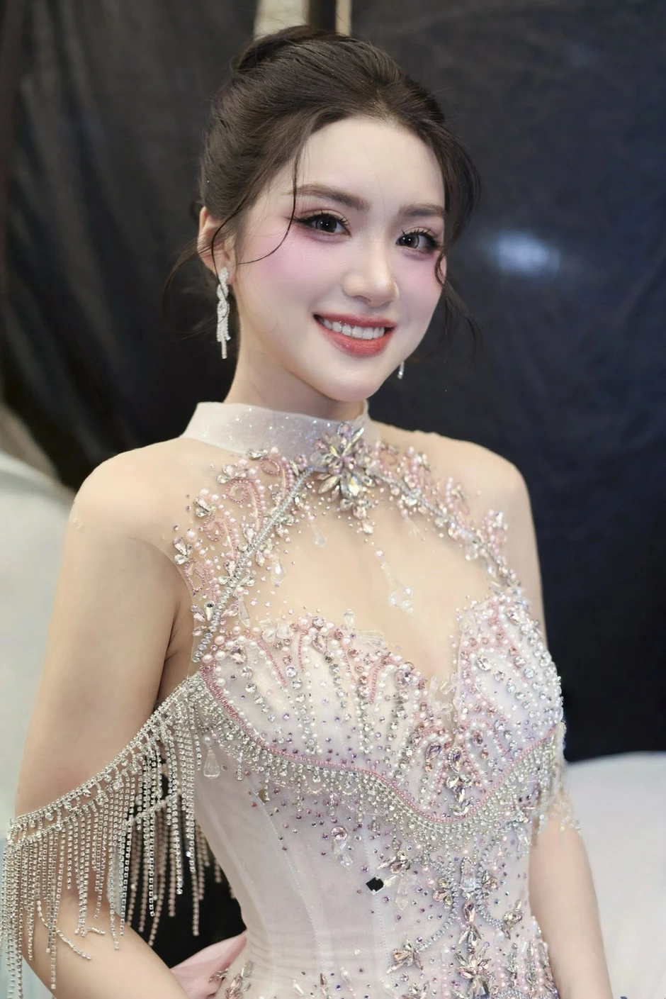 Phương Oanh - Tân Miss World Vietnam là ai?