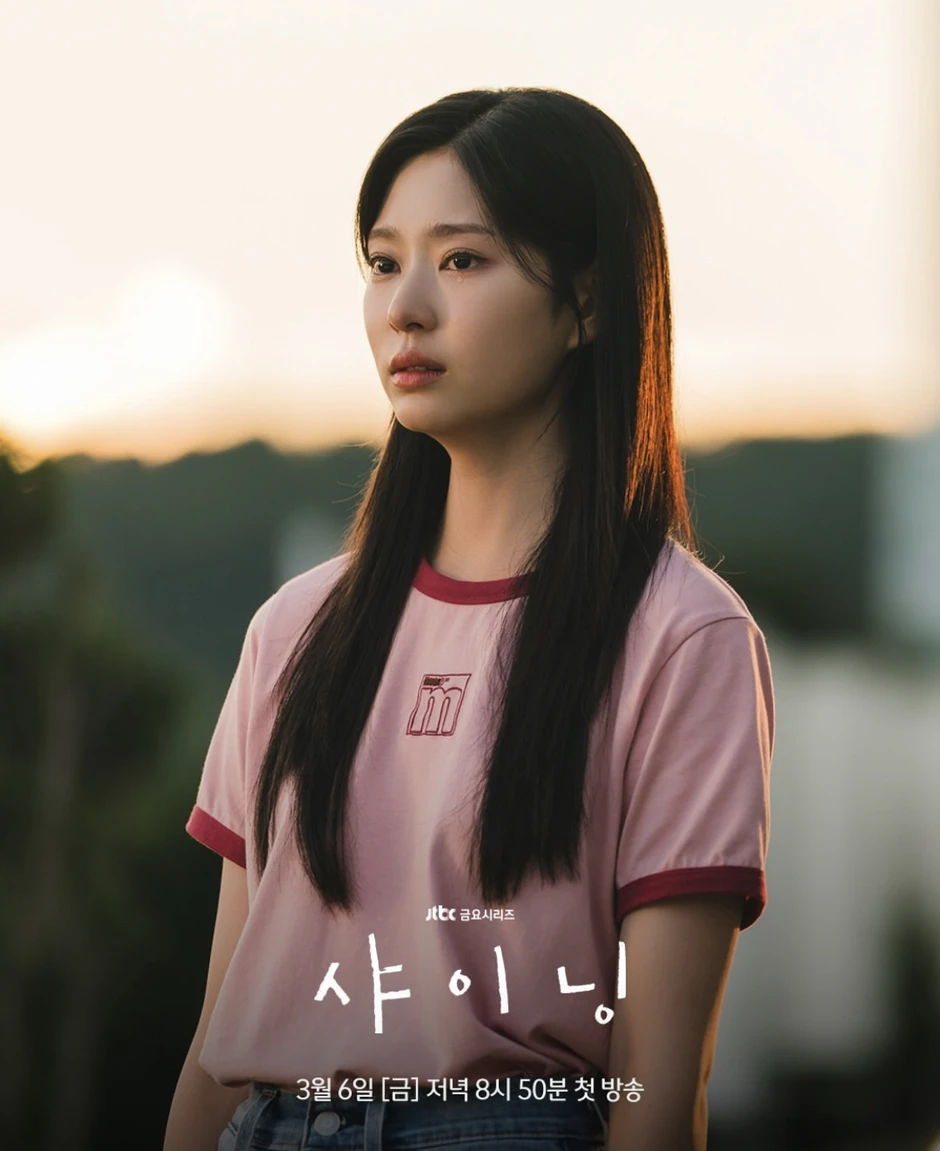 Still Shining – cảnh phim đầy cảm xúc với phong cách tối giản