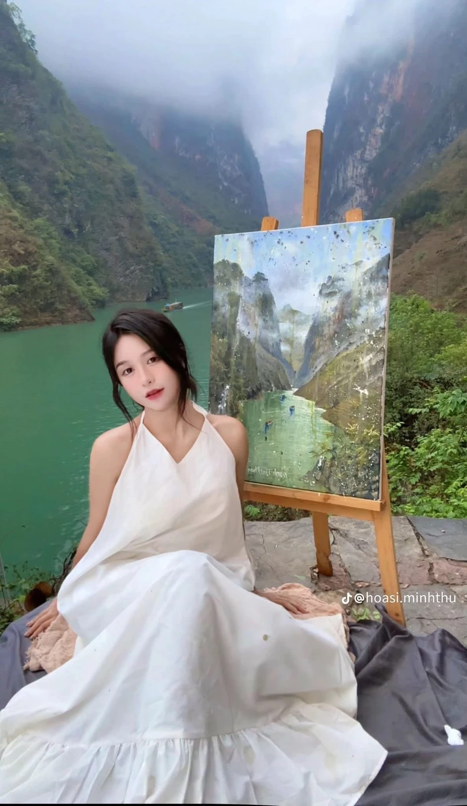 Quá xinh đẹp, nữ hoạ sĩ có nỗi khổ, cứ đăng bài là bị gắn mác "câu view"