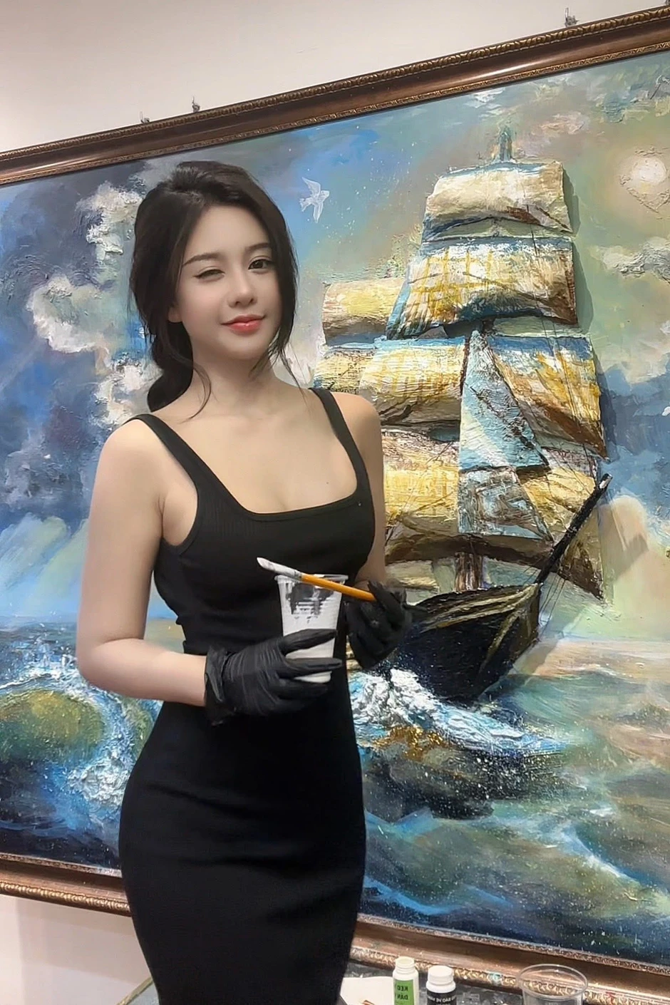 Quá xinh đẹp, nữ hoạ sĩ có nỗi kh.ổ, cứ đăng bài là bị gắn mác "tr.á hì.nh”