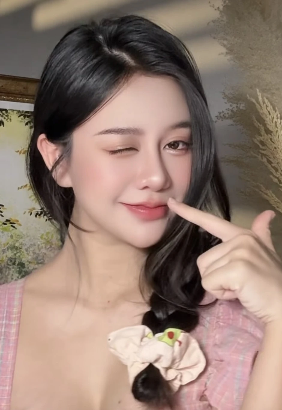 Quá xinh đẹp, nữ hoạ sĩ có nỗi kh.ổ, cứ đăng bài là bị gắn mác "tr.á hì.nh”