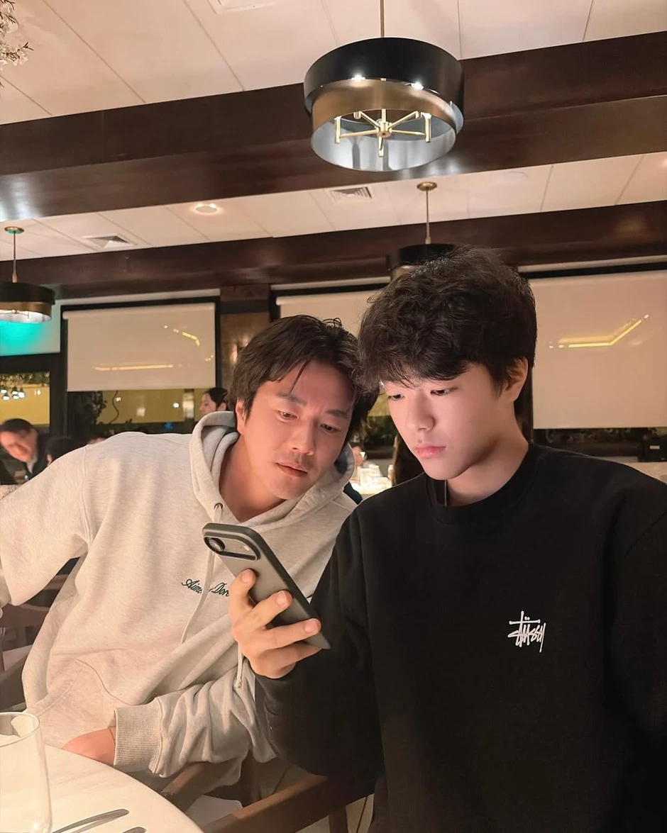 Quý tử nhà Kwon Sang Woo: 17 tuổi đã cao 1m82, có nối nghiệp bố mẹ làm diễn viên?