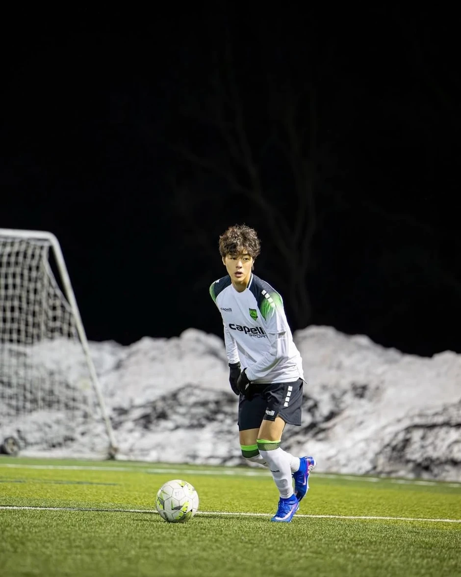 Quý tử nhà Kwon Sang Woo: 17 tuổi đã cao 1m82, có nối nghiệp bố mẹ làm diễn viên?